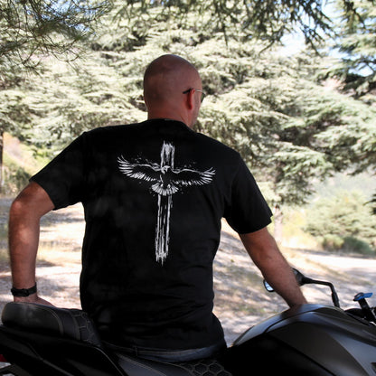 T-shirt homme en coton noir et imprimé recto verso. Dessin dans le dos d'un aigle en plein vol formant une croix avec ses ailes