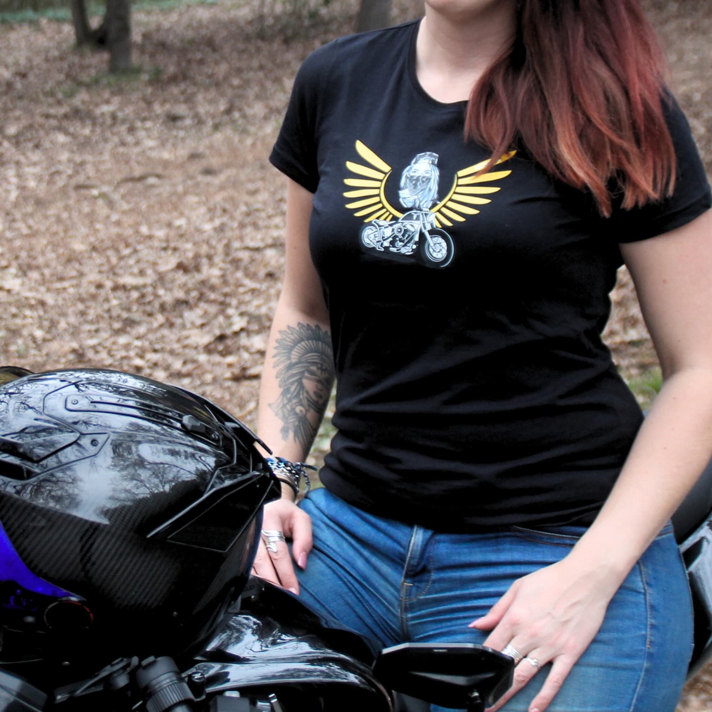 T-shirt coton noir Theia Moto modèle Nephtys. Design motarde bandana casquette cheveux longs et moto custom. Mannequin porte du M