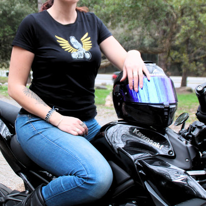 T-shirt coton noir Theia Moto modèle Nephtys. Design motarde bandana casquette cheveux longs et moto custom. Mannequin sur moto kawasaki porte du M