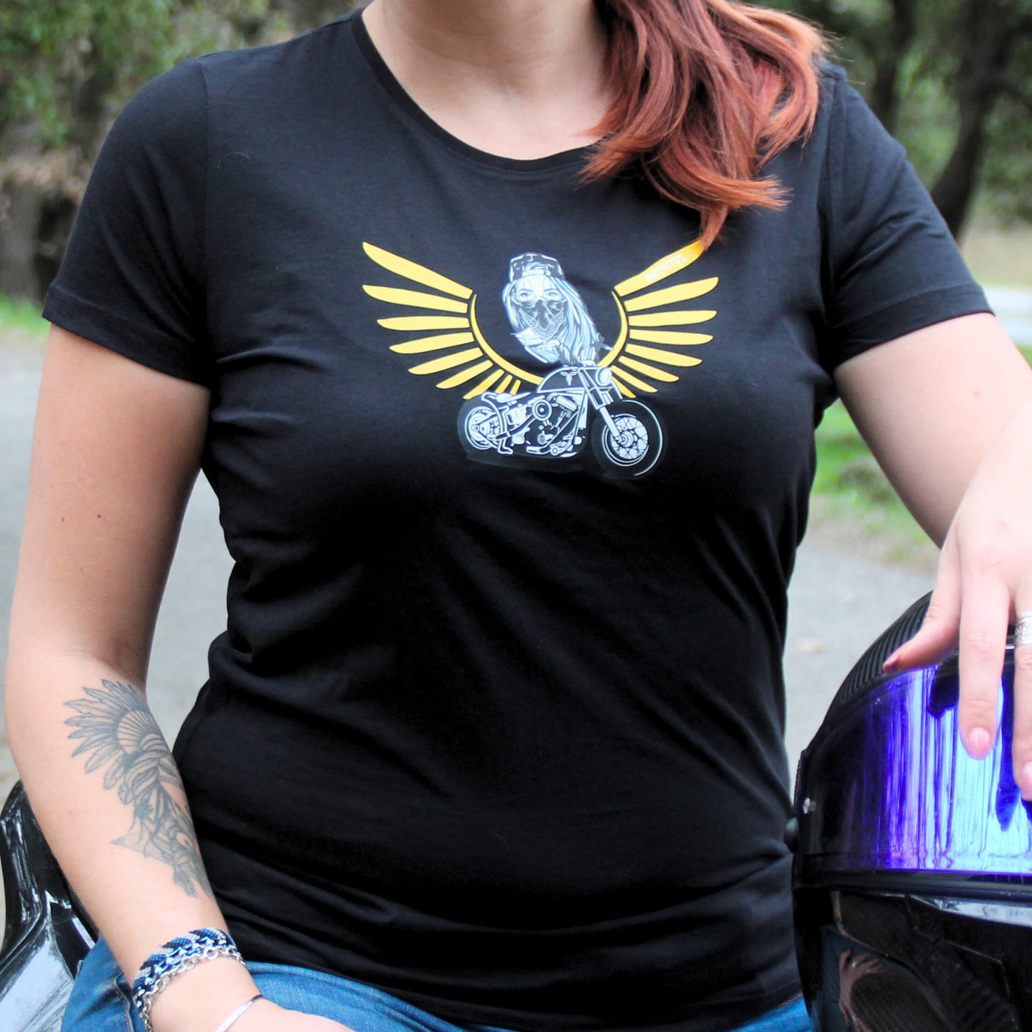 T-shirt coton noir Theia Moto modèle Nephtys collab Secrets de Bikers. Design motarde bandana casquette cheveux longs et moto custom