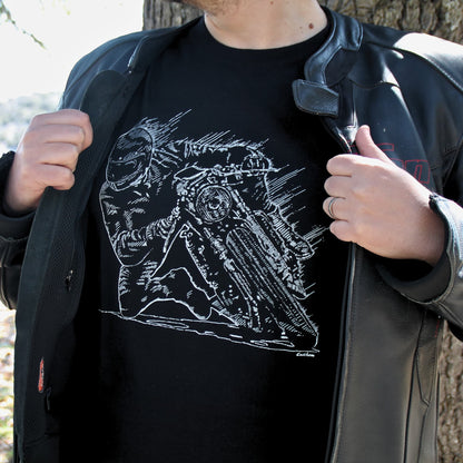 T-shirt en coton noir avec une illustration d’un pilote en pleine prise d’angle, genou au sol. Idéal pour les passionnés de vitesse et de moto sportive.