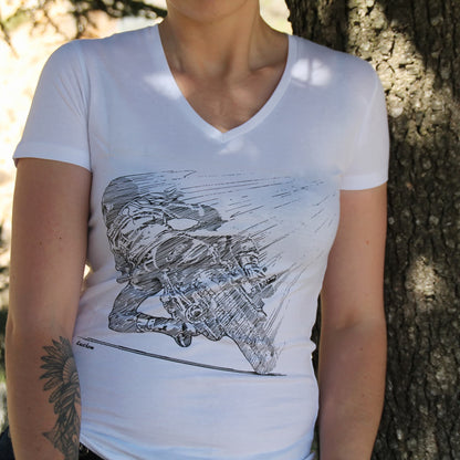 T-shirt femme en coton 190g blanc et col V élégant. L'illustration d'une motarde penchant dans un virage en fait un t-shirt parfait pour une fan de moto !