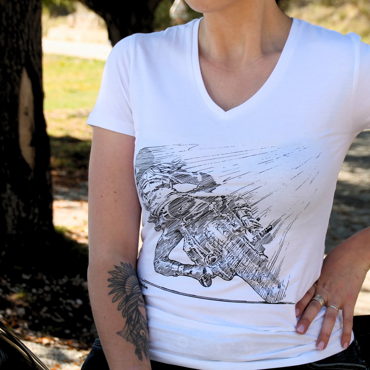 T-shirt femme en coton 190g blanc. Une illustration originale d'une motarde penchant dans un virage en font un t-shirt parfait pour une fan de moto !