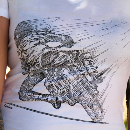 Zoom sur le t-shirt femme en coton 190g blanc illustré d'une motarde penchant dans un virage.