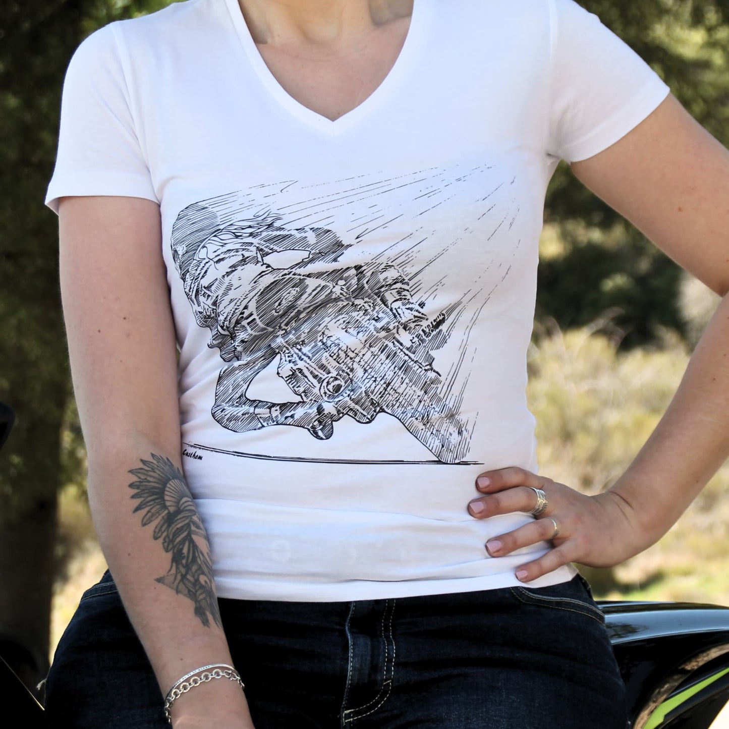 T-shirt blanc femme en coton 190g col V et dessin origial d'une motarde dans un virage. 