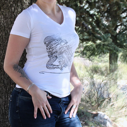 Elégant t-shirt femme en coton 190g blanc et col V. Une motarde penchant dans un virage est illustré sur ce t-shirt idéal pour fan de moto !