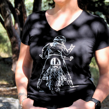 T-shirt femme 100% coton noir, avec une illustration unique représentant une motarde faisant un signe rock de la main. 