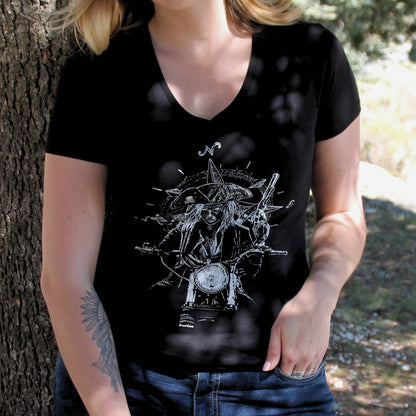 T-shirt femme en coton noir avec une illustration de motarde pirate et une rose des vents, pour une touche de liberté et d'aventure.