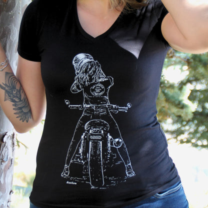 T-shirt femme en coton noir avec une illustration d’une motarde retirant son casque. L'inscription "j'aime pas le repassage" sur la plaque donne un trait d'humour à ce t-shirt. Parfait pour les passionnées de moto et de liberté sur deux roues.