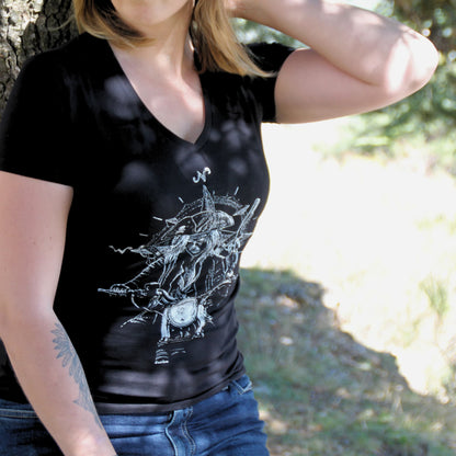 Haut moto femme en coton noir, avec une illustration unique alliant le style pirate et la rose des vents, parfait pour les riders audacieuses.