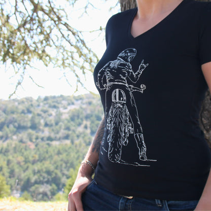 T-shirt femme noir en coton épais avec un col en V, mettant en valeur une illustration rock d’une motarde sur sa moto. Un vêtement durable qui résiste aux lavages tout en gardant son style.