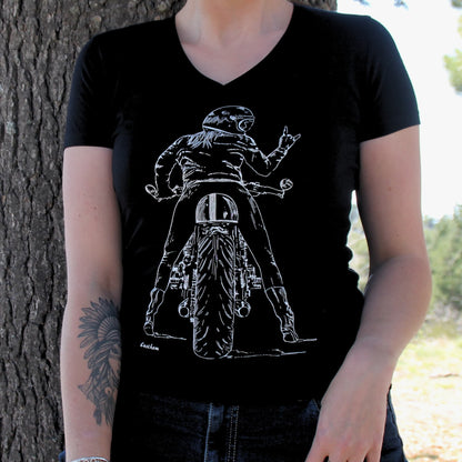 T-shirt en coton noir pour femme, imprimé avec une illustration originale d'une motarde et son signe rock. Col en V, tissu épais et durable, conçu pour affirmer votre style.