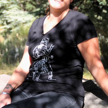 T-shirt femme en coton noir, avec une illustration unique représentant une motarde faisant un signe de la main. Col en V et tissu 100% coton épais pour un confort et un look durable.