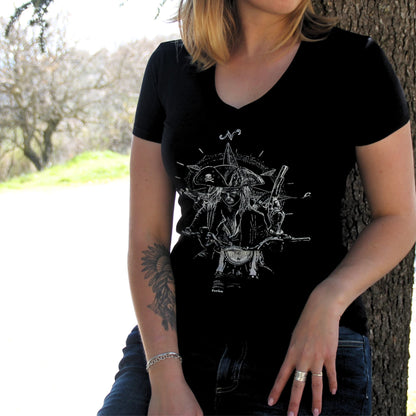 T-shirt féminin en coton noir, décoré d’une motarde pirate et de la rose des vents. Un design captivant pour les femmes aventureuses sur deux roues.