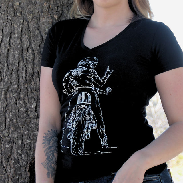 T-shirt noir 100% coton pour femme avec col en V et illustration d'une motarde faisant signe.