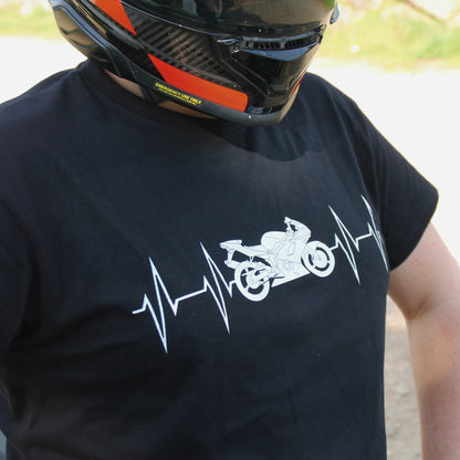 Zoom sur le T-shirt homme en coton noir imprimé d'une ligne de battements de cœur traversé par une moto. 