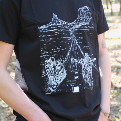 T-shirt homme en coton noir avec une illustration de deux motards en road trip. Un design parfait pour les passionnés d'aventure à moto.