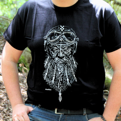 Gros plan sur l’imprimé Viking motard d’un t-shirt homme, style guerrier et motard combinés.