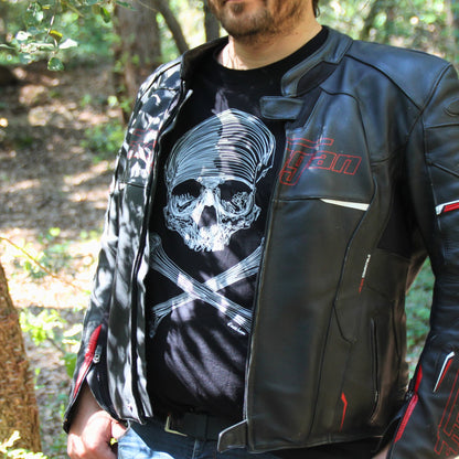 T-shirt homme imprimé crâne pirate, porté sous une veste en cuir de moto, pour une silhouette dynamique et rebelle.