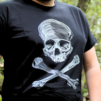 Gros plan sur l’imprimé crâne pirate du t-shirt homme, ajoutant une touche audacieuse et originale au look.