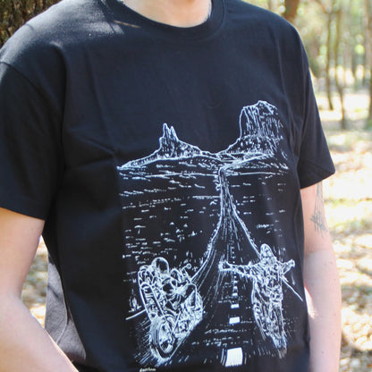 T-shirt moto homme, coton noir, illustré avec deux riders en plein road trip. Confortable et stylé pour tous les passionnés de deux-roues.