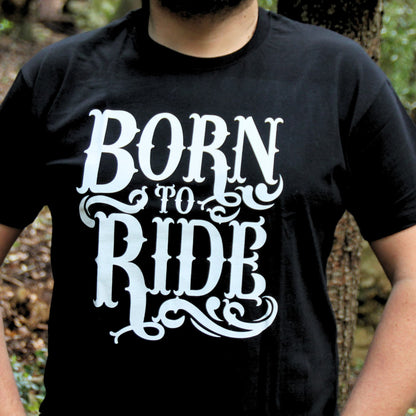 T-shirt homme imprimé "Born To Ride", design biker, porté dans un look décontracté.