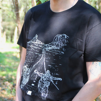 T-shirt biker en coton noir avec un visuel représentant deux motards sur la route. Idéal pour ceux qui aiment l'esprit de liberté et de voyage.