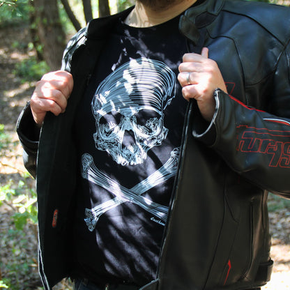 T-shirt homme avec design crâne pirate, porté sous une veste en cuir de moto pour un style audacieux et rock.