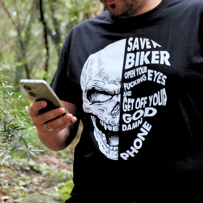 T-shirt homme "Save a Biker", porté par un mannequin utilisant un téléphone, en écho au message imprimé.