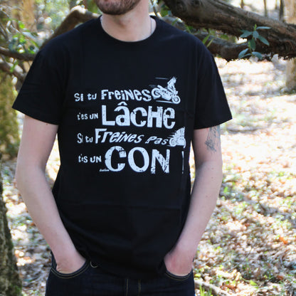 T-shirt en coton pour motard avec message humoristique : 'Si tu freines t'es un lâche, si tu freines pas t'es un con !' – Parfait pour les passionnés de moto et d'adrénaline.