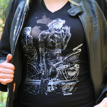 T-shirt col V 100% coton pour femme, stylé pour motarde, porté sous une veste en cuir, avec une vue dynamique d'une pause café pendant un roadtrip moto.