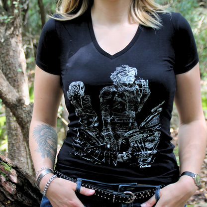 T-shirt col V 100% coton pour femme, style motarde baroudeuse, avec un design adapté à un roadtrip moto.