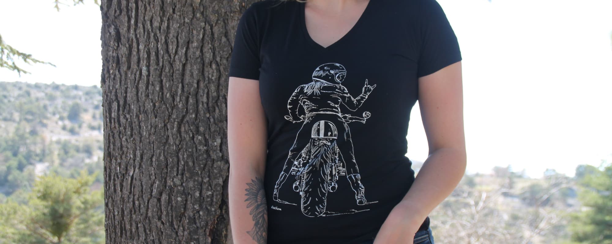 T-shirt motarde en coton noir et imprimé d'un design artisanal d'une motarde sur sa moto