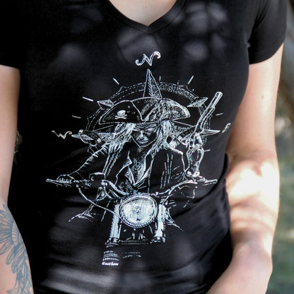 T-shirt noir pour femme, coton, représentant une motarde pirate avec une rose des vents, un design audacieux pour les passionnées de moto et d'aventure.