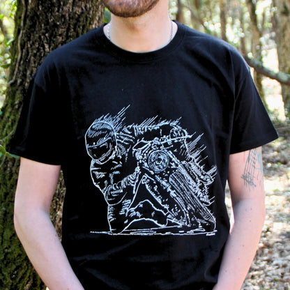 T-shirt homme pour motards, illustrant un pilote en pleine action, genou au sol dans un virage. Un must-have pour les passionnés de vitesse !
