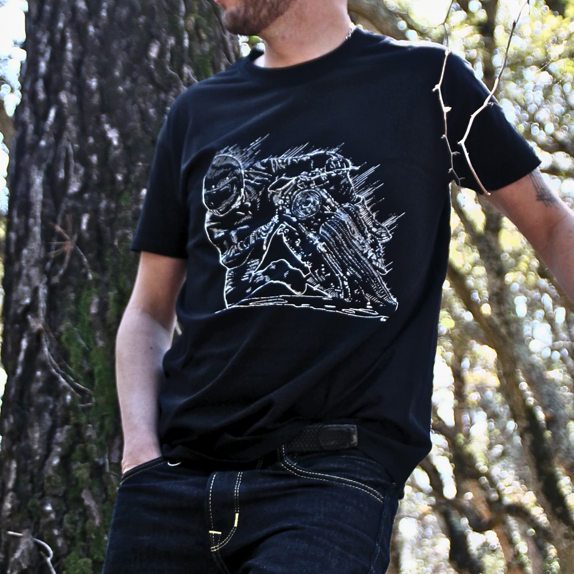 T-shirt motard en coton noir avec un visuel dynamique d’un rider en courbe extrême, genou frottant le sol. Pour les fans de pilotage et de performances sur circuit.