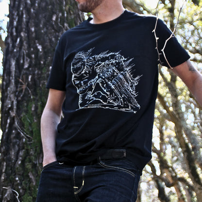T-shirt motard en coton noir avec un visuel dynamique d’un rider en courbe extrême, genou frottant le sol. Pour les fans de pilotage et de performances sur circuit.