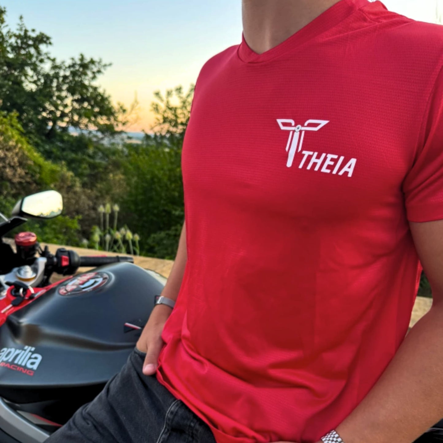 Tshirt homme rouge ultra respirant de la marque Theia Moto pour motard