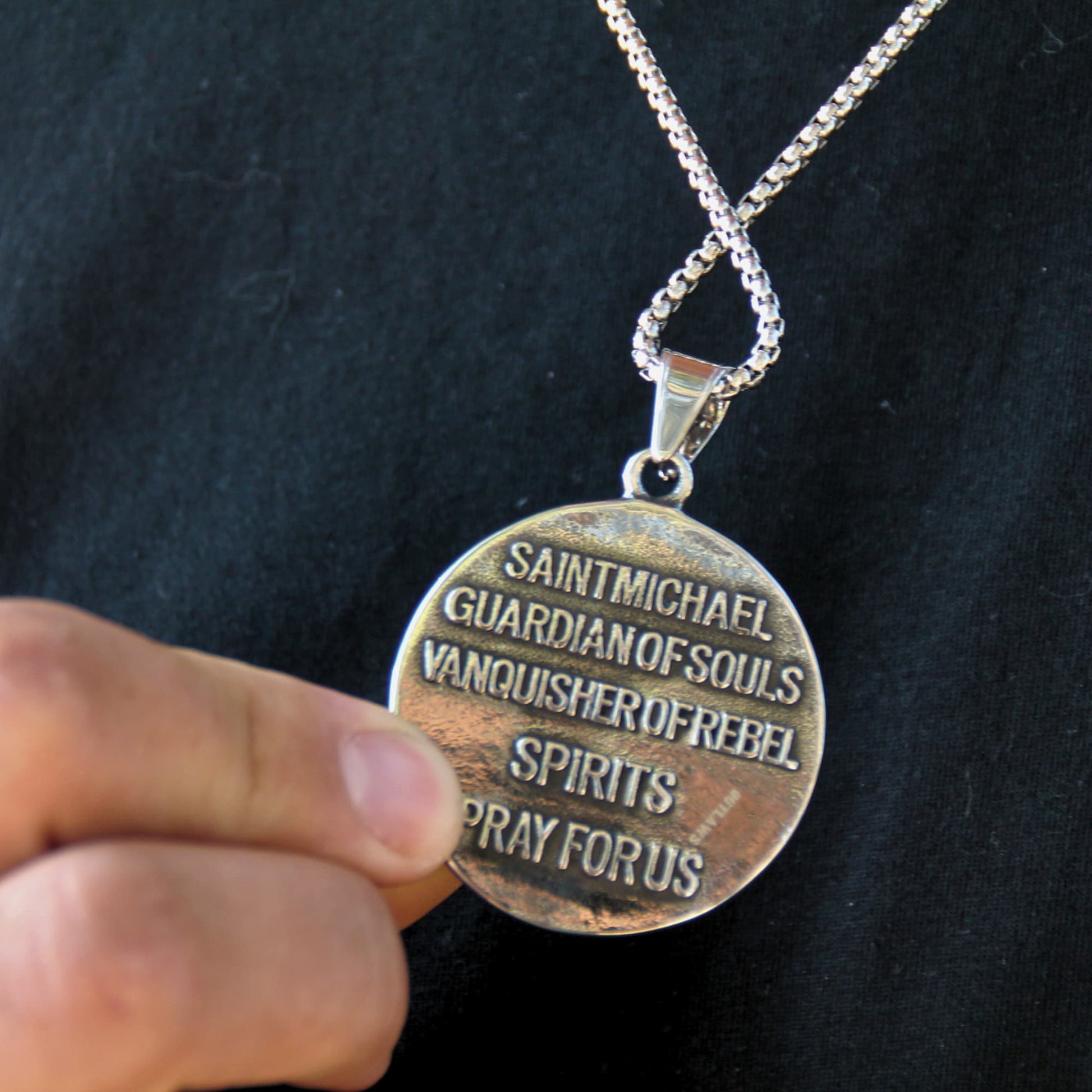 Dos de la médaille du collier Saint Michael présentant une prière protectrice. 
