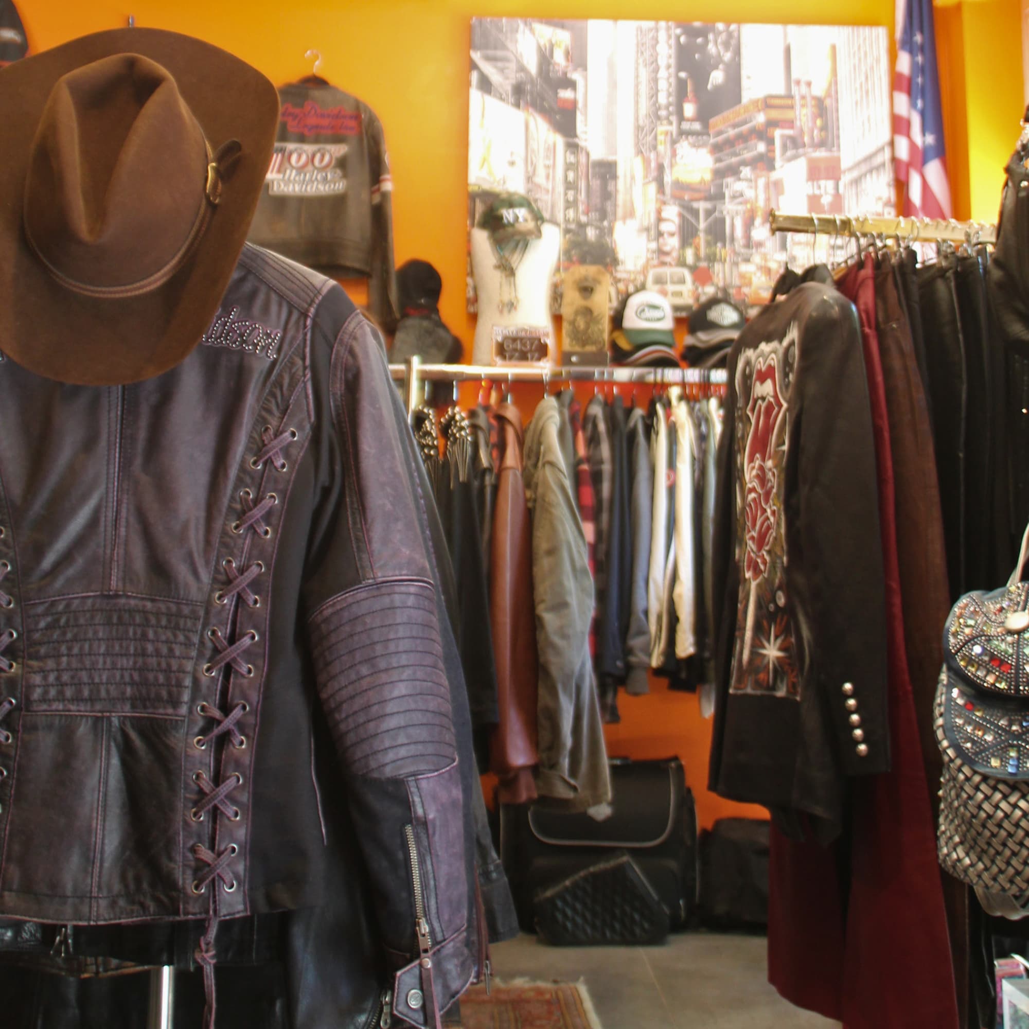 Boutique dépot vente motard New Look Biker avec vestes en cuir
