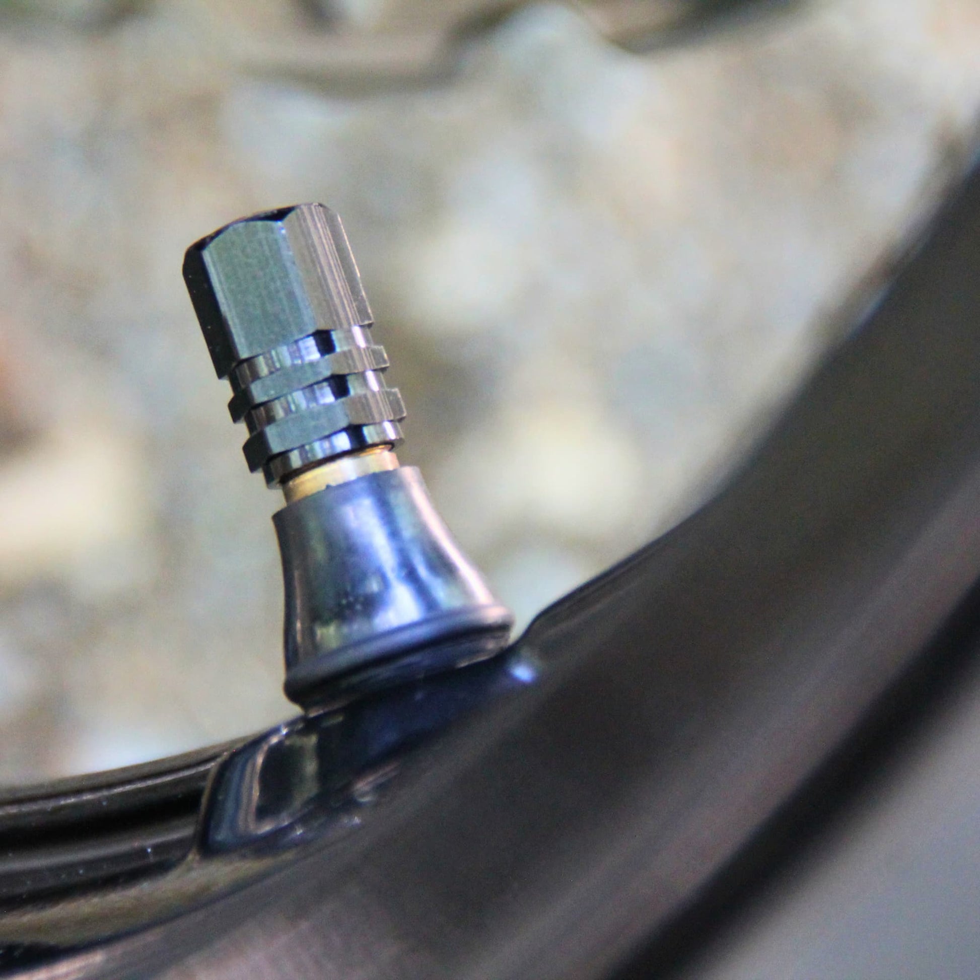 Vue de profile des bouchons de valve moto noirs tete de chat. idée cadeau originale pour motard et motarde. 
