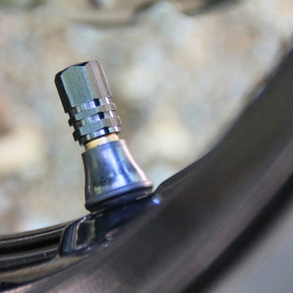 Vue de profile des bouchons de valve moto noirs tete de chat. idée cadeau originale pour motard et motarde. 