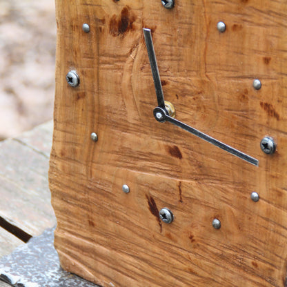 Détails de l'horloge en bois fruitier et vis