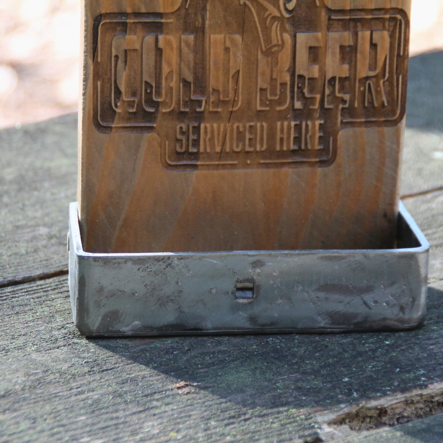 Détails du décapsuleur mural en bois artisanal gravé Cold Beer Serviced here.