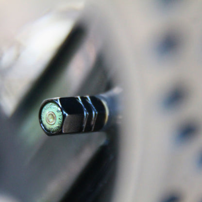 Zoom sur le bouchon de valve moto au design de balle. 