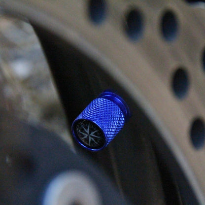 Zoom sur les bouchons de valve moto bleus design Rose de Vents.