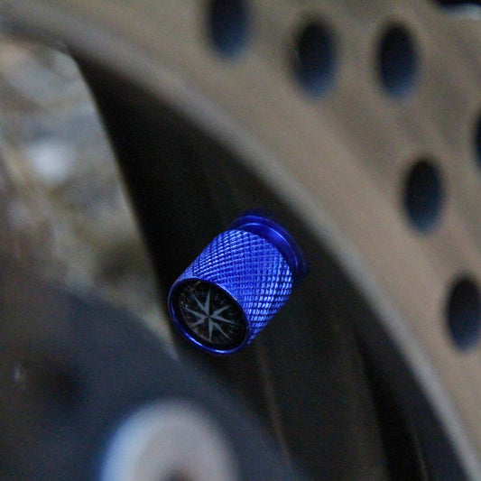 Zoom sur les bouchons de valve moto bleus design Rose de Vents.