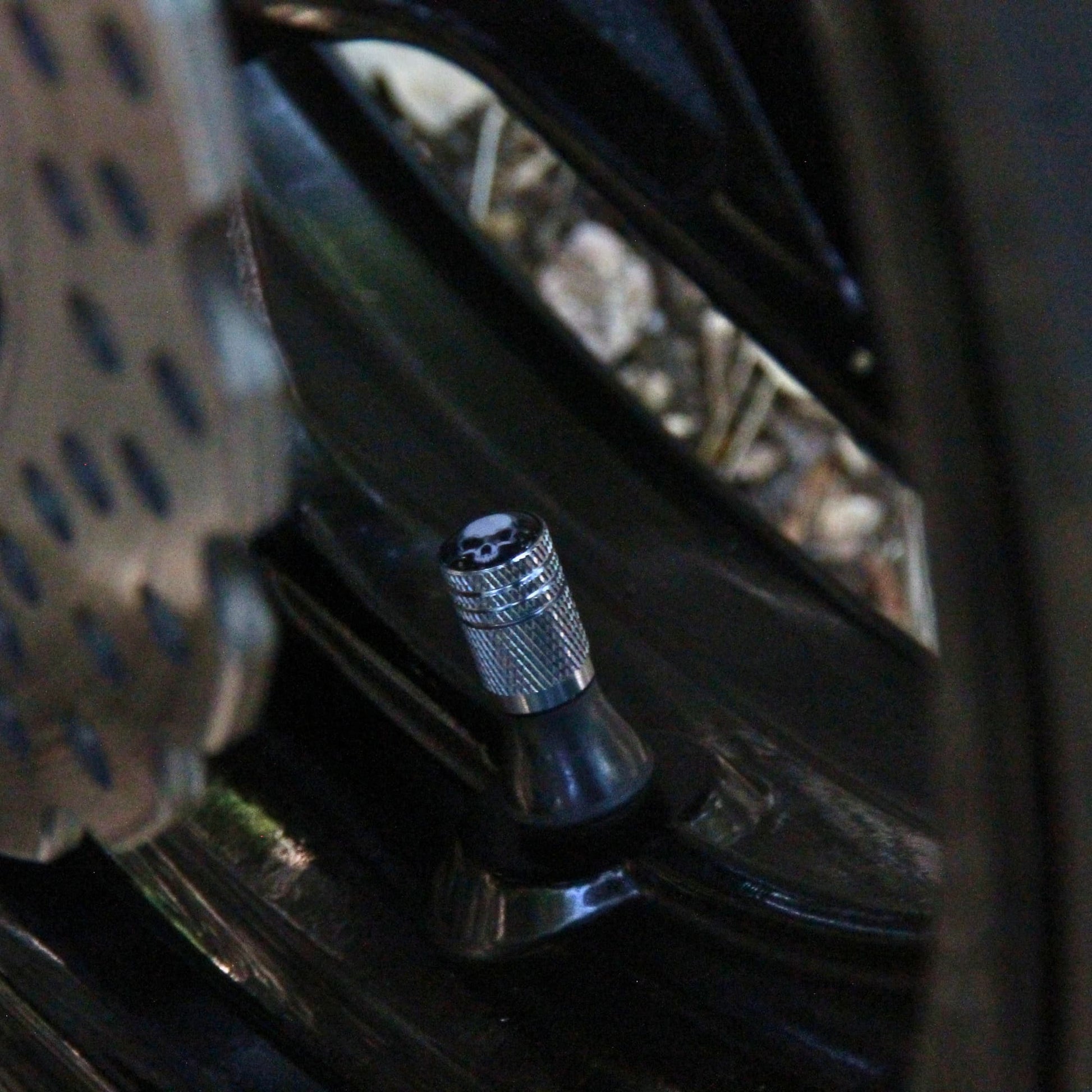 Bouchons de valve moto gris bleuté et crâne. Un cadeau motard original pas cher.