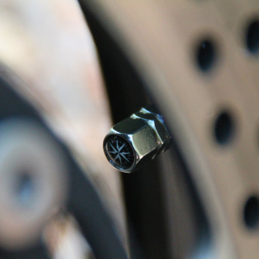 Zoom sur les bouchons de valve de moto design Rose des Vents. Cadeau motard pas cher pour passionné de roadtrip.