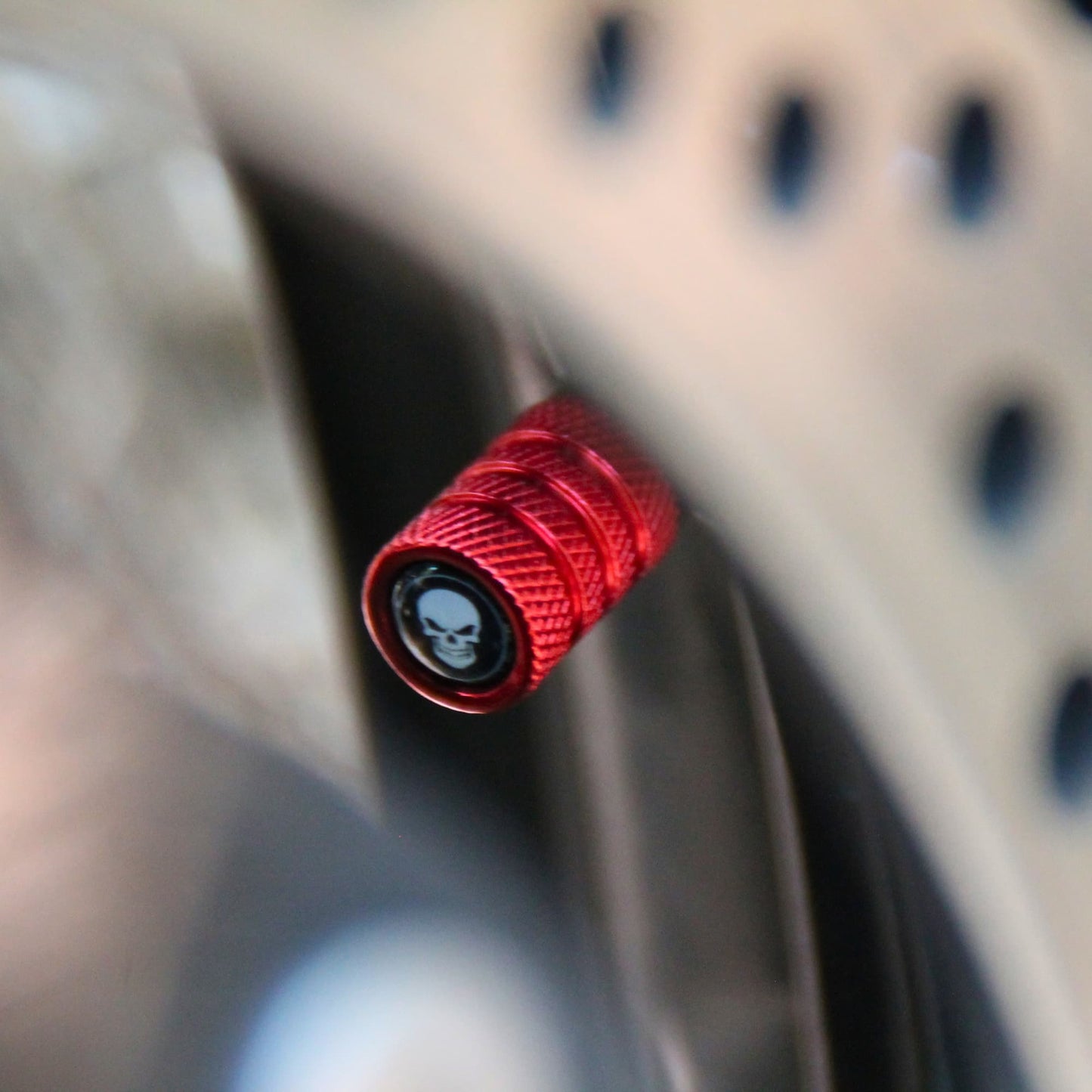 Bouchons de valve moto rouges et crâne. Une idée cadeau motard original à petit prix !